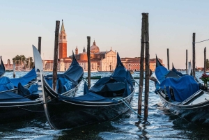 Venice: Gondola Ride and Dinner Experience