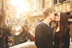 Venice: Private Gondola Ride with Personal Photographer