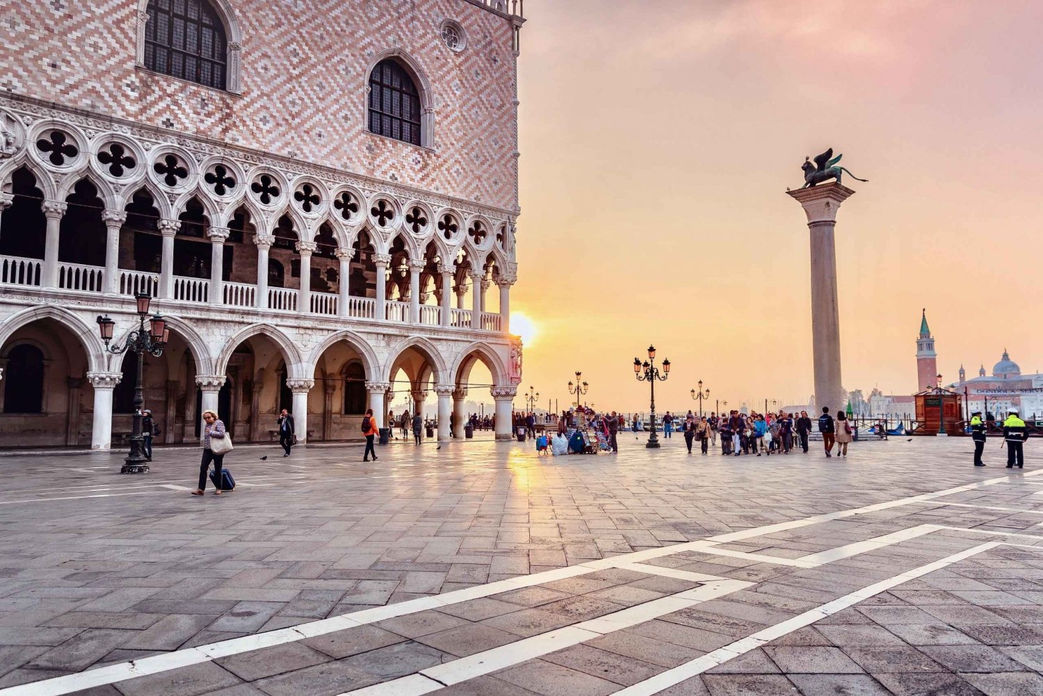 Venice: Gondola Ride and Skip the Line Doge's Palace Tour