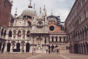 Venice: Gondola Ride and Skip the Line Doge's Palace Tour