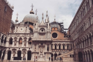 Venedig: Gondelfahrt und Skip the Line Doge's Palace Tour