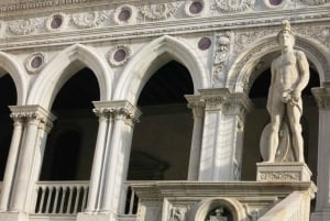 Venecia: Paseo en góndola y visita guiada al Palacio Ducal