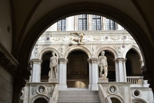 Venecia: Paseo en góndola y visita guiada al Palacio Ducal