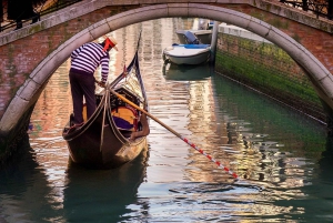 Venecia: Paseo en góndola y visita guiada al Palacio Ducal
