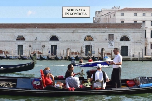 Venice: Gondola Ride with Serenade and Romantic Dinner