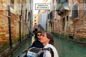 Venice: Gondola Ride with Serenade and Romantic Dinner