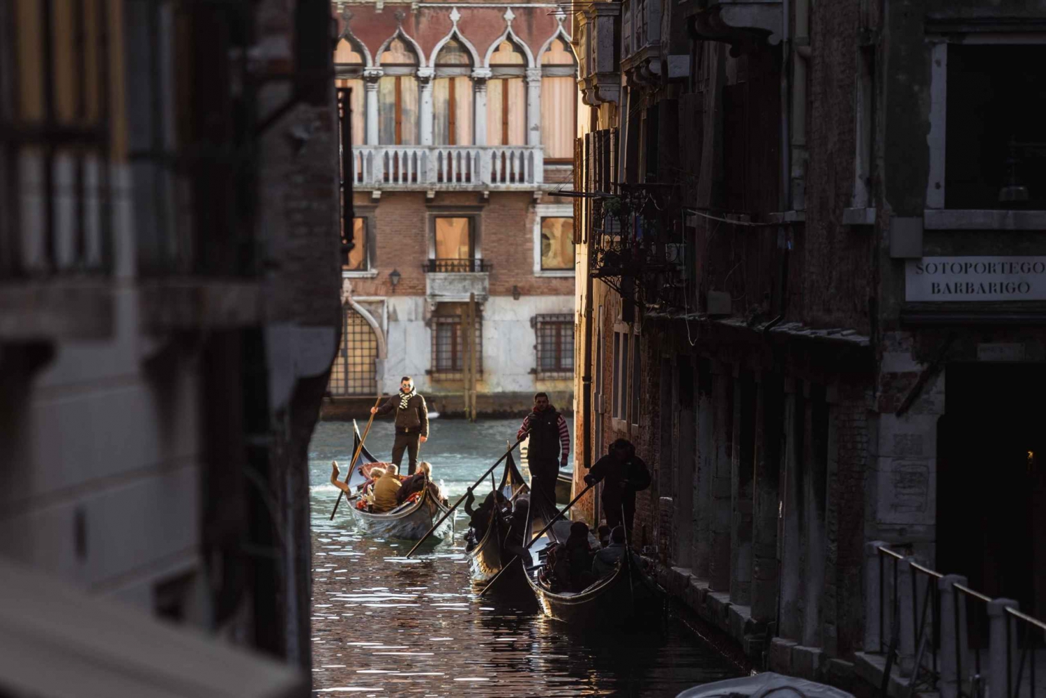 Venecia: Romántica Serenata en Góndola Compartida por el Gran Canal