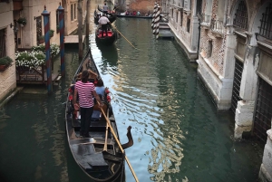 Venecia: Romántica Serenata en Góndola Compartida por el Gran Canal