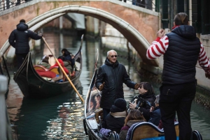Venecia: Romántica Serenata en Góndola Compartida por el Gran Canal