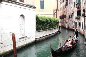 Venice: Grand Canal Private 30-Minute Gondola Ride