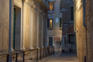 Venice: Guided Walking Tour with Wine & Local Aperitifs