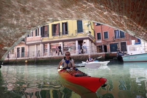 Veneza: Passeio de caiaque pelas joias escondidas do canal com guia certificado