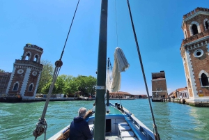 Veneza: passeio de barco pelos pontos turísticos em um barco Bragozzo clássico de 1965