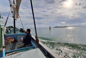 Veneza: passeio de barco pelos pontos turísticos em um barco Bragozzo clássico de 1965