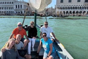 Veneza: passeio de barco pelos pontos turísticos em um barco Bragozzo clássico de 1965