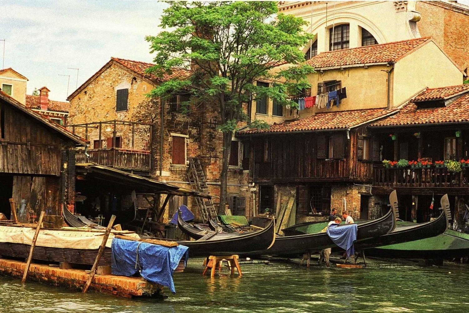 Venice: Historical Gondola Yard Private Tour