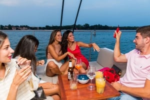 Venezia: Lagoon Catamaran Cruise med musikk og drinker