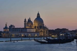 Venecia: Tour guiado nocturno a pie por los lugares más destacados de la ciudad