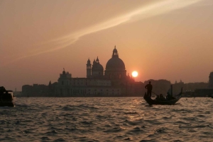 Venecia: Tour guiado nocturno a pie por los lugares más destacados de la ciudad