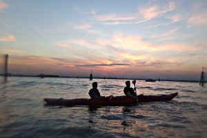 Venetië: Nacht + Zonsondergang Kajaktocht Kajakken in de grachten