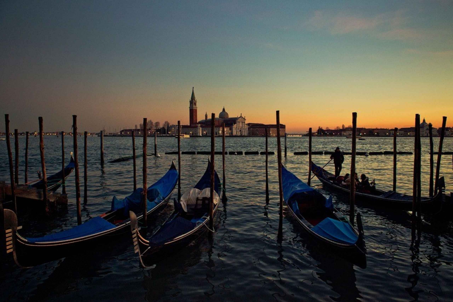 Venice: Private Evening Stroll with Gondola Ride