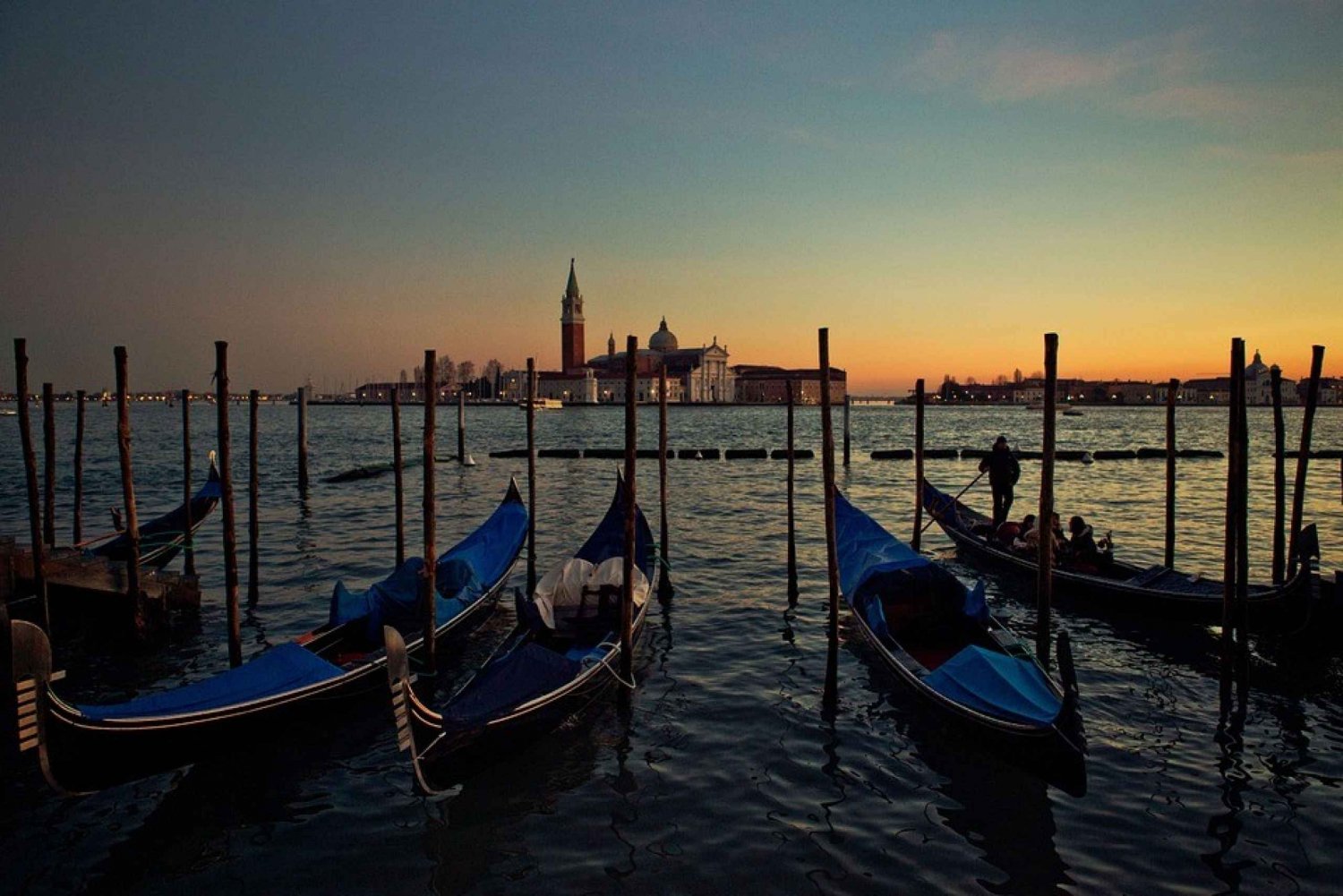 Venice: Private Evening Stroll with Gondola Ride