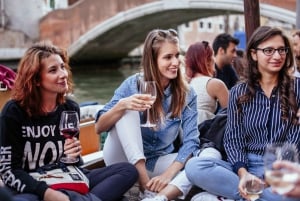 Venice: Private Evening Tour w/ Drinks & Bites in Cannaregio