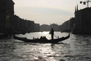 Venedig: Private Gondelfahrt für bis zu 5 Personen