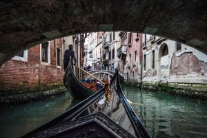 Venedig: Private Gondelfahrt für bis zu 5 Personen