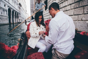 Venice: Private Gondola Ride with Professional Photographer