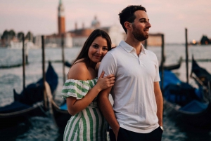 Venice: Private Gondola Ride with Professional Photographer
