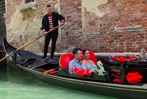 Venedig: Private Gondelfahrt auf dem Canal Grande ab Rialto