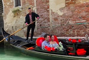 Wenecja: Prywatna przejażdżka gondolą po Wielkim Kanale z Rialto
