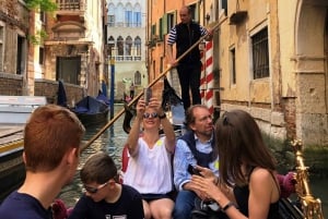 Wenecja: Prywatna przejażdżka gondolą po Wielkim Kanale z Rialto