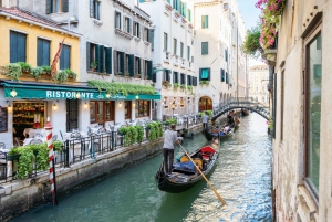 Venezia: Romantisk gondoltur og middag for to personer