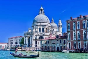 Venedig: Romantische Gondelfahrt und Abendessen für zwei