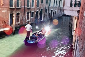 Venetsia: Romanttinen gondolikierros ja illallinen kahdelle hengelle