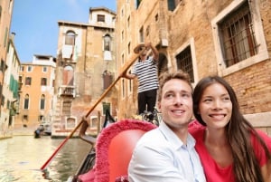 Venedig: Romantische Gondelfahrt und Abendessen für zwei