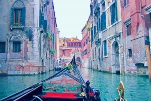 Venezia: Romantisk gondoltur og middag for to personer