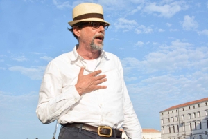 Venecia: Romántica Serenata en Góndola Compartida por el Gran Canal