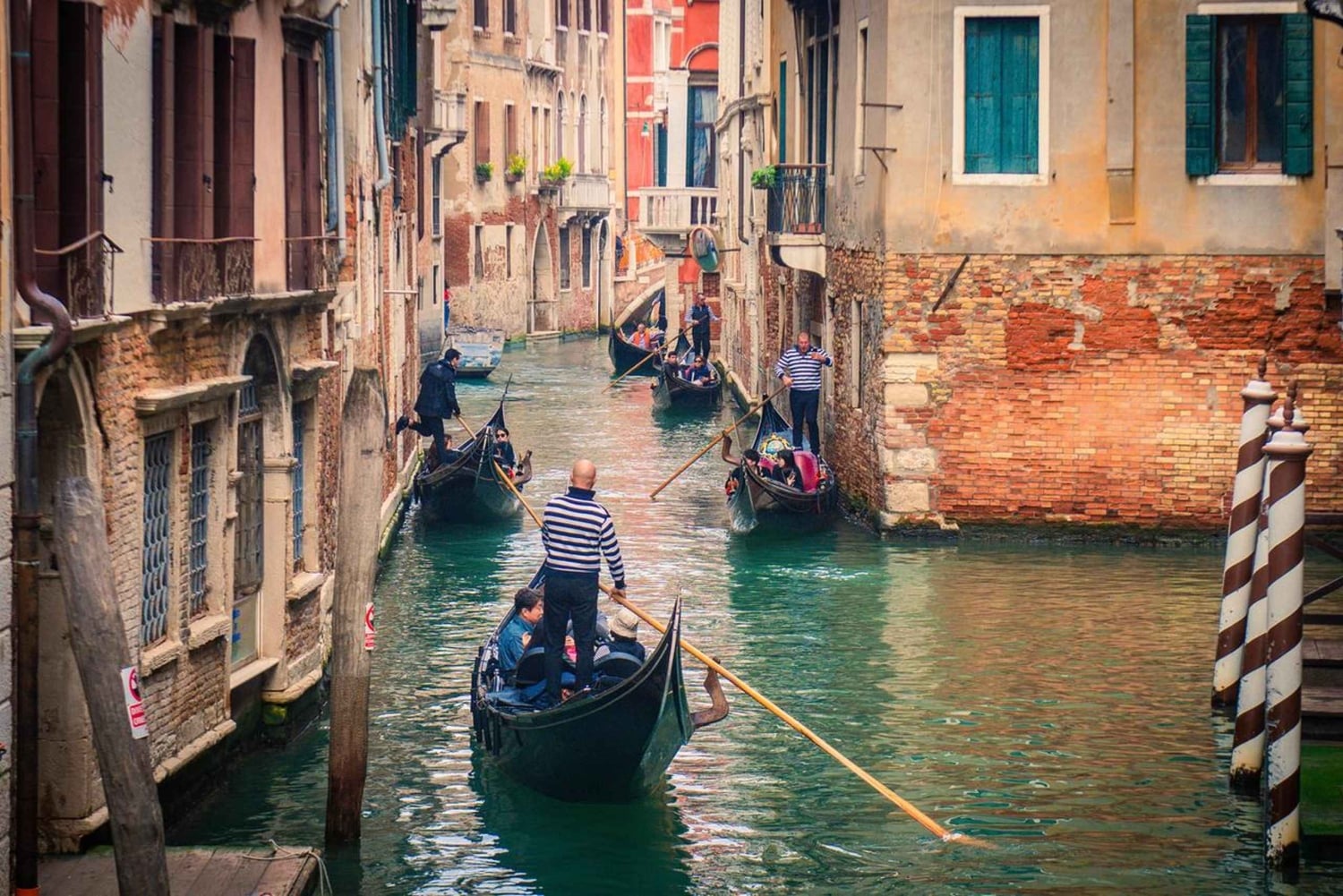 ヴェネツィア：ラグーンシティを巡るゴンドラ乗合ツアー