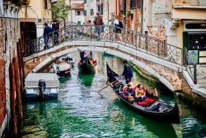 Venedig: Gemeinsame Gondelfahrt durch die Lagunenstadt