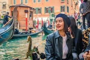 ヴェネツィア：ラグーンシティを巡るゴンドラ乗合ツアー