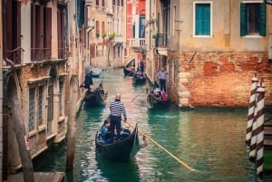 ヴェネツィア：ラグーンシティを巡るゴンドラ乗合ツアー