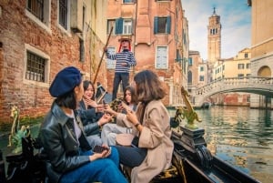 ヴェネツィア：ラグーンシティを巡るゴンドラ乗合ツアー