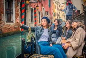 ヴェネツィア：ラグーンシティを巡るゴンドラ乗合ツアー