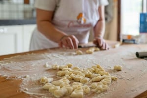 Venice: Pasta and Tiramisu Cooking Class at a Local's Home