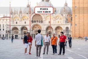 Venecia: Tour a pie por la Plaza de San Marcos y paseo en góndola