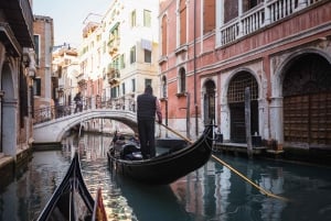 Venetsia: Markuksen aukion kävelykierros ja gondoliajelu.