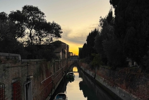 Venice: Sunrise Walking Tour with Espresso